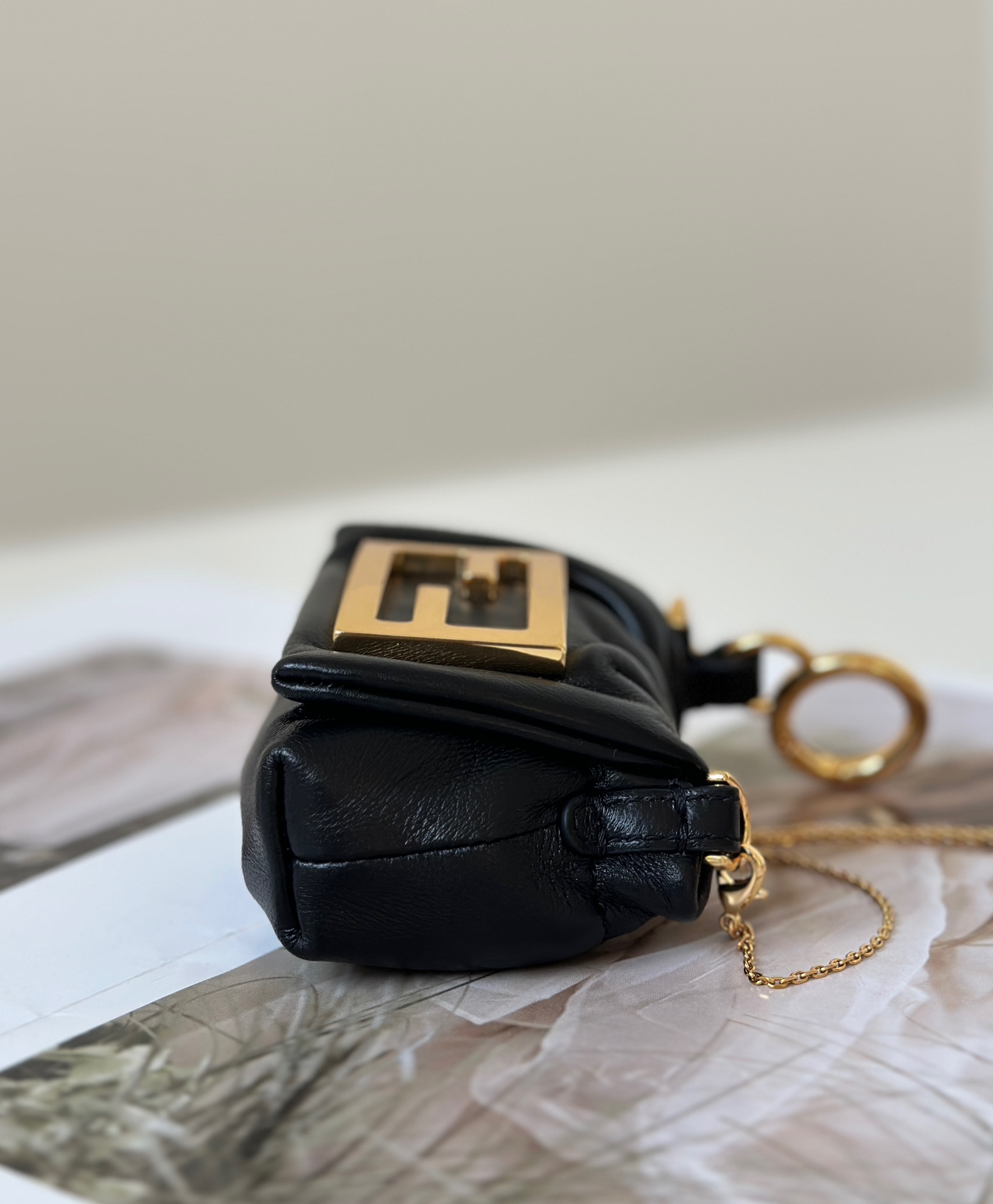 フェンディ「Fendi」Nano Mamma Baguette レザー ハンドバッグ