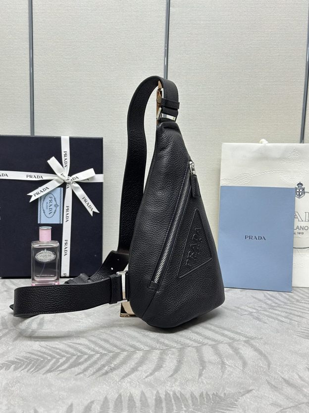 プラダ「Prada」 ディアスキン チェストバッグ