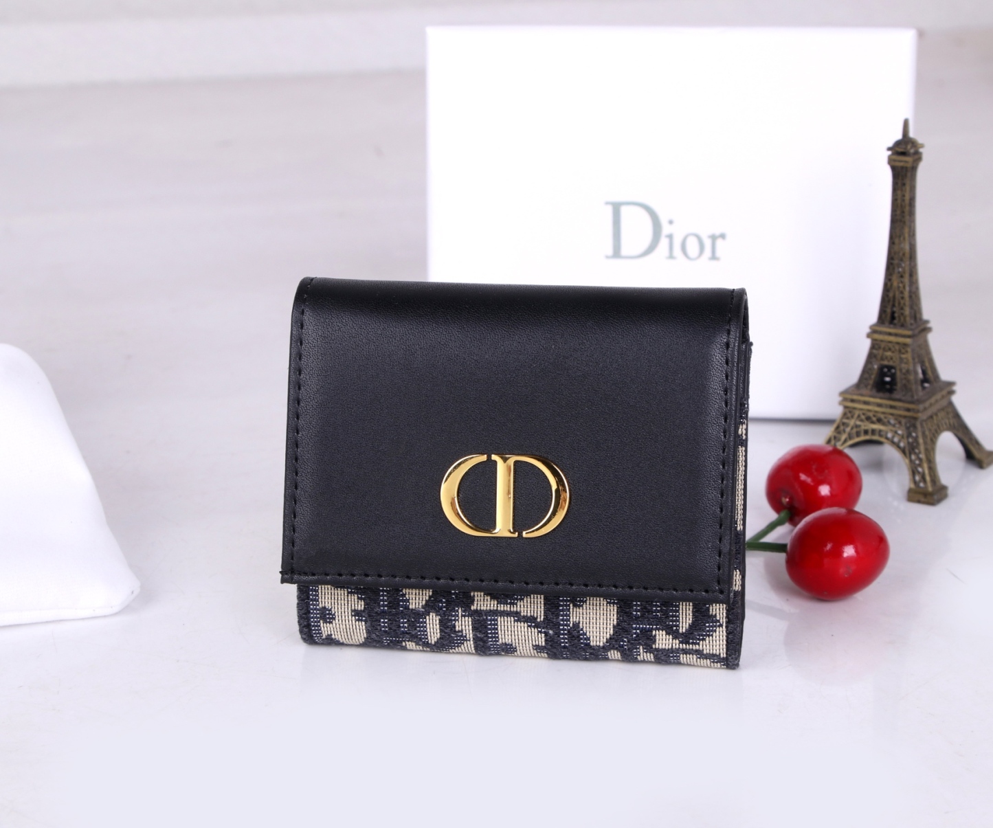 ディオール「Dior」ディオール コンパクト三つ折りウォレット 新作登場