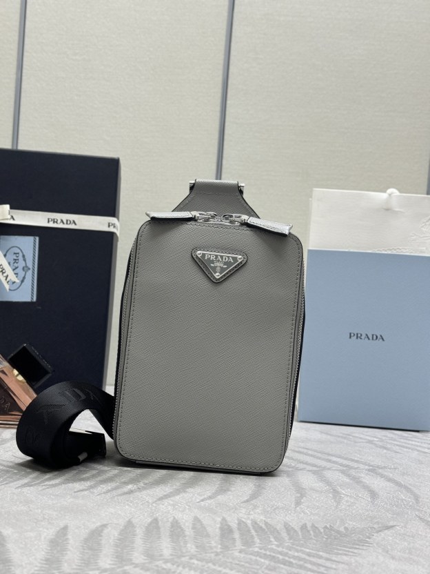 プラダ「Prada」クロスグレインレザー チェストバッグ