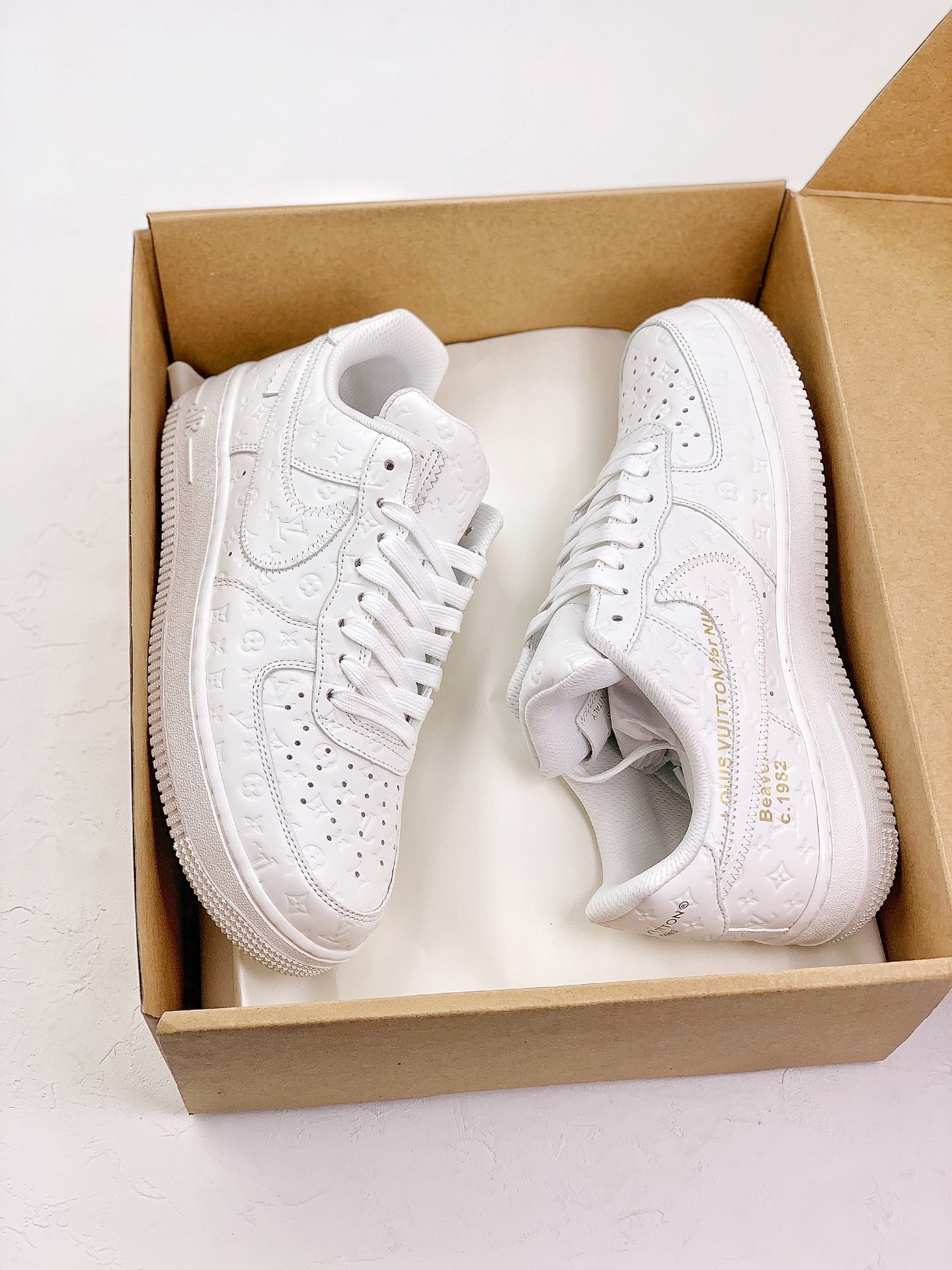 「コラボモデル」Louis Vuitton x Nike SB Dunk Low スニーカー