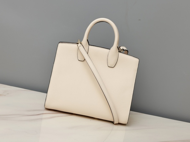 フェラガモ「Ferragamo」スタジオレザートートバッグ