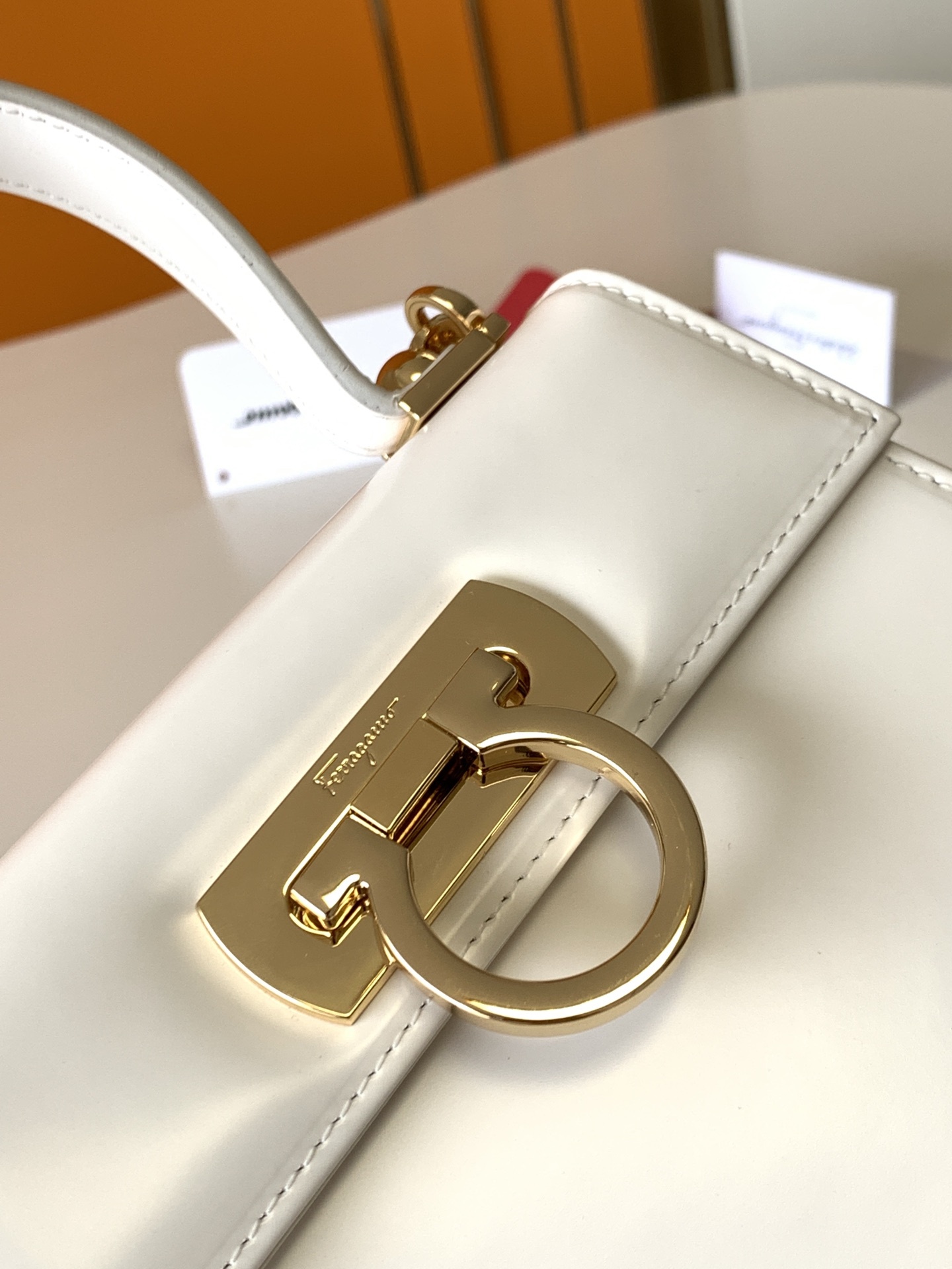 フェラガモ「Ferragamo」ミュージアムコレクシトッョンプハンドル ショルダーバッグ