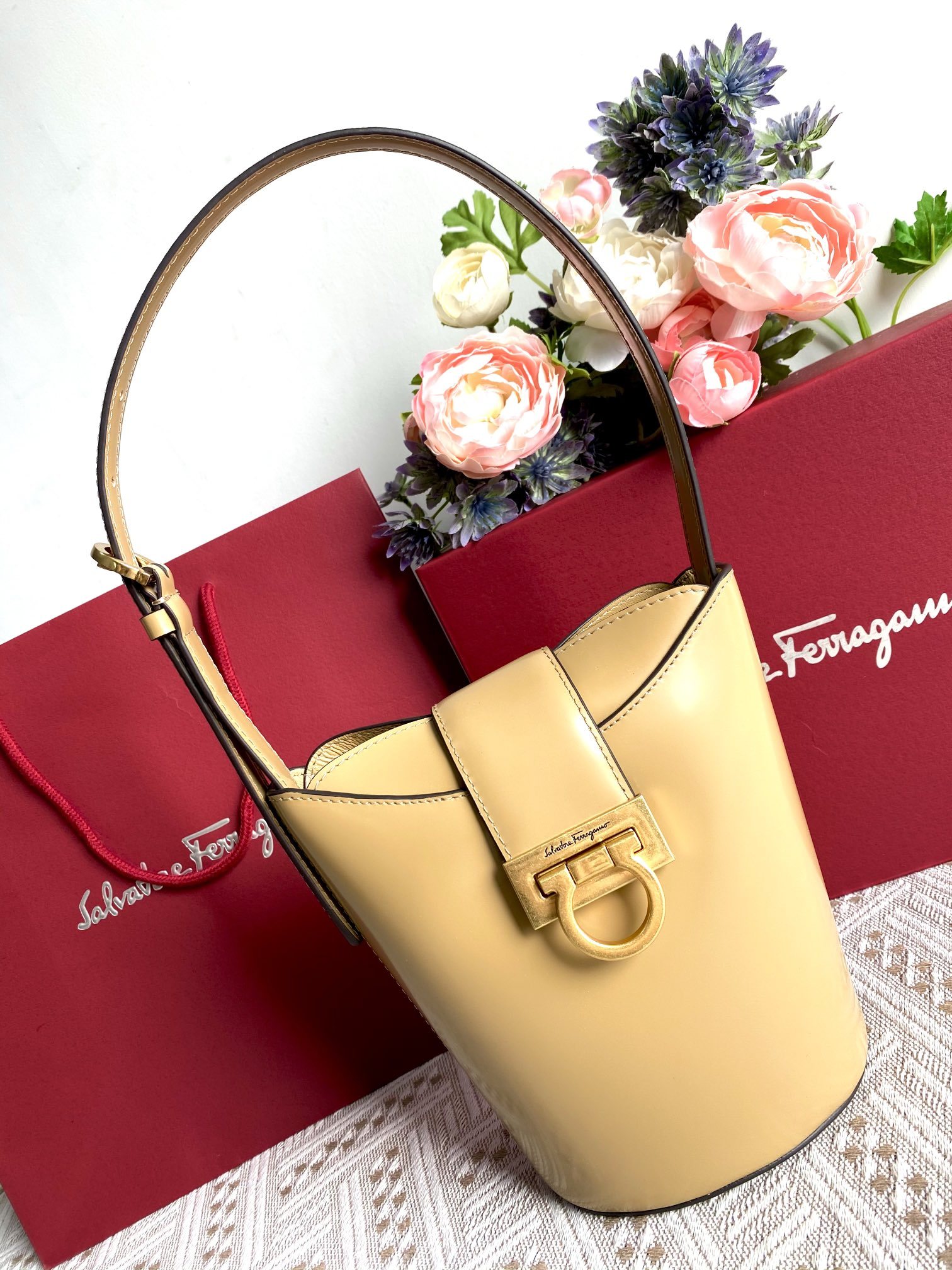 フェラガモ「Ferragamo」トリフォリオ ハイブリッドショルダーバッグ