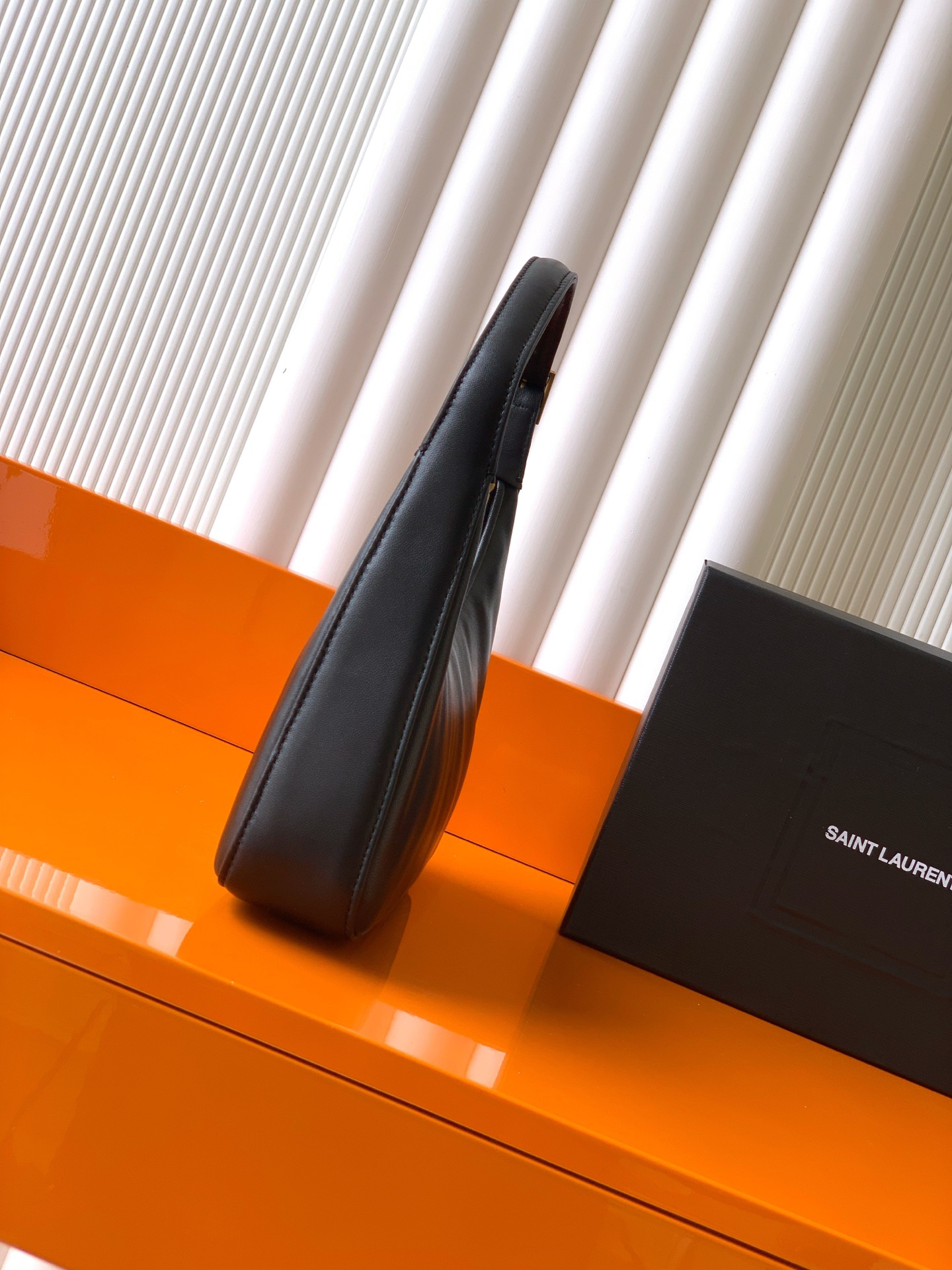 サンローラン「Saint Laurent」CALYO ミニ エンボス加工 ラムレザー ホボバッグ 20×12×5cm