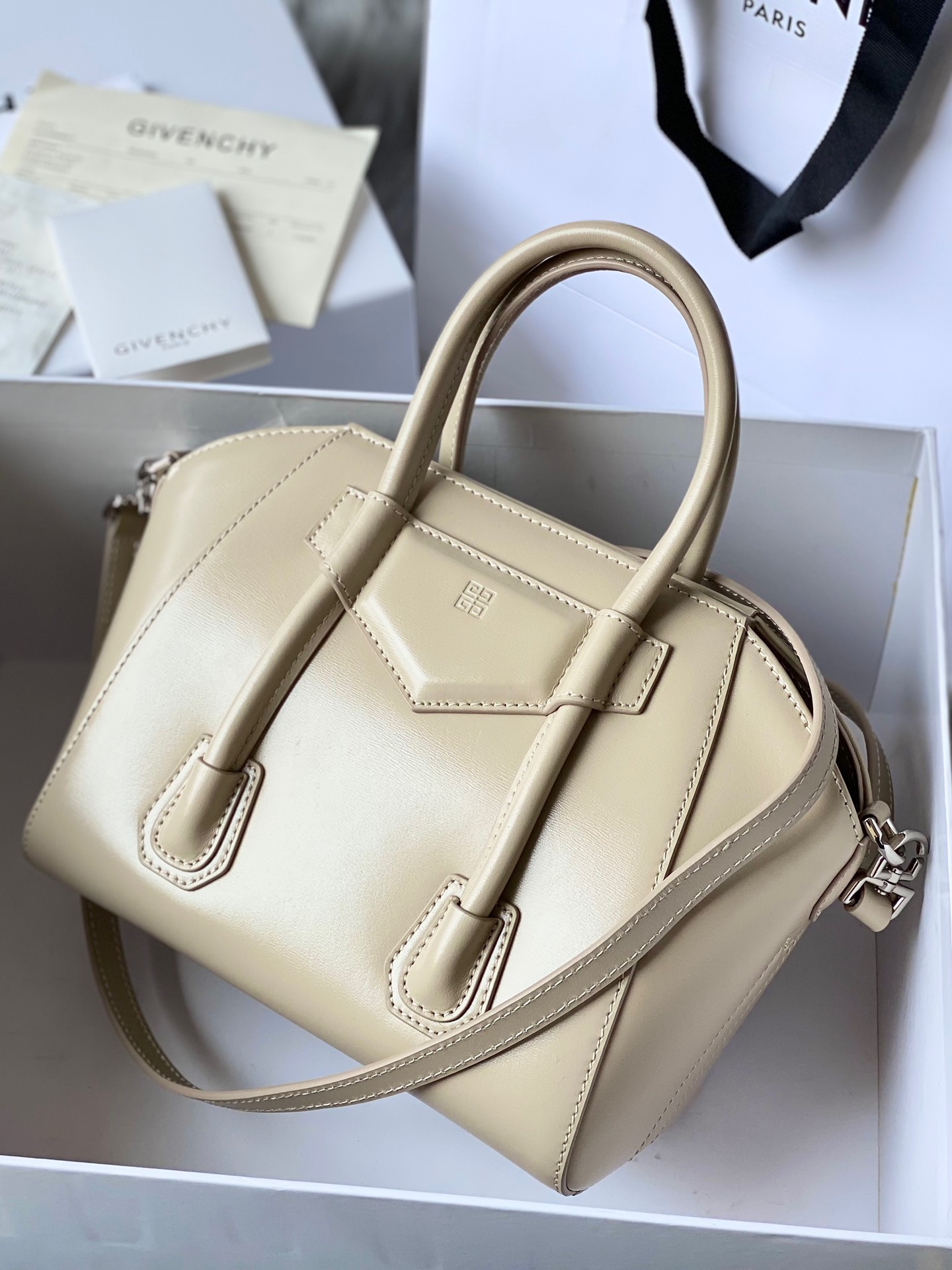 ジバンシィ「Givenchy」スモール アンティゴナ ボックスレザー バッグ
