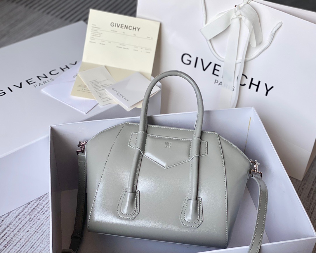 ジバンシィ「Givenchy」スモール アンティゴナ ボックスレザー バッグ