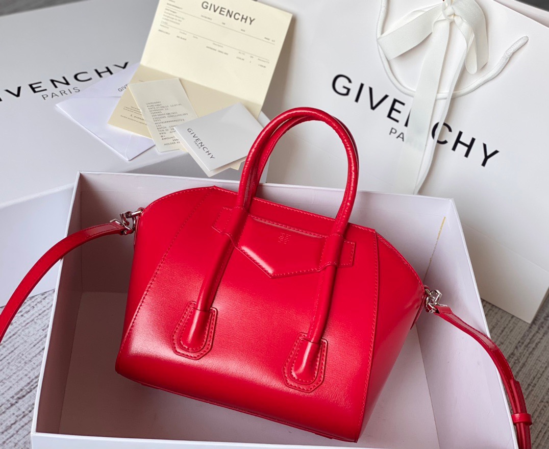 ジバンシィ「Givenchy」スモール アンティゴナ ボックスレザー バッグ