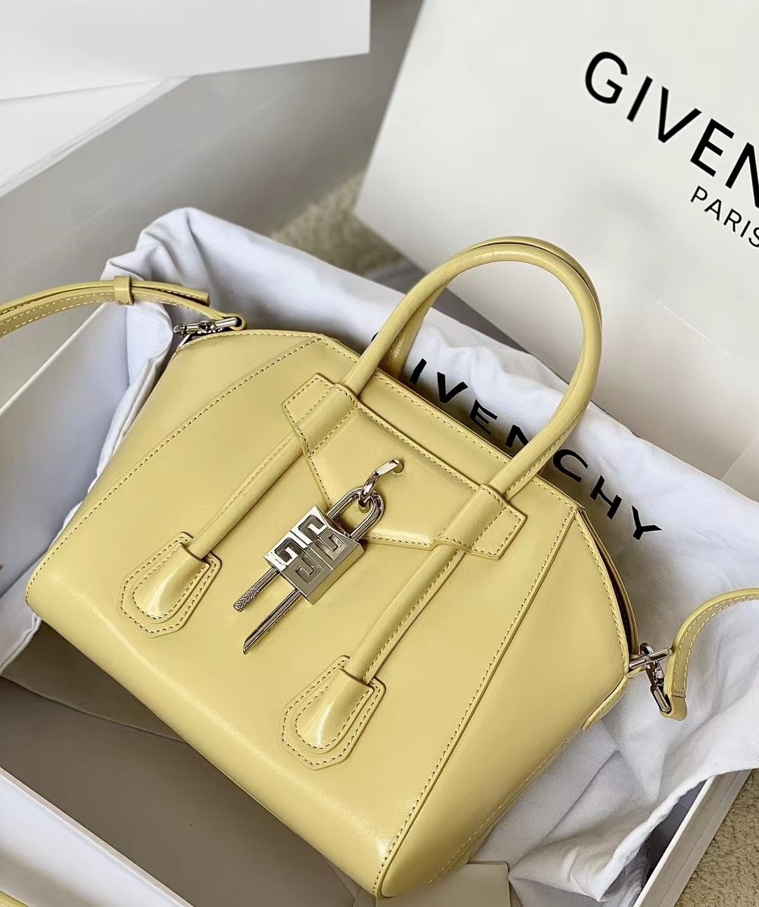 ジバンシィ「Givenchy」スモール アンティゴナ ボックスレザー バッグ
