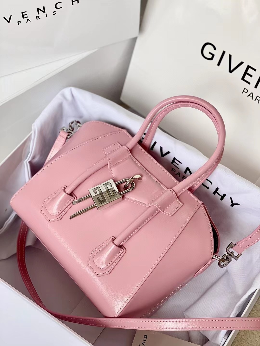 ジバンシィ「Givenchy」スモール アンティゴナ ボックスレザー バッグ
