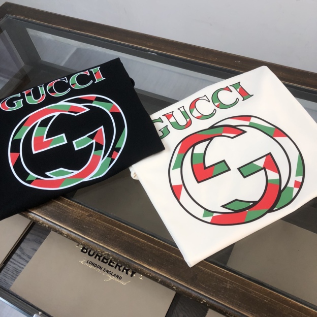 グッチ「Gucci」2025サマーコレクション ロゴプリント クルーネックTシャツ