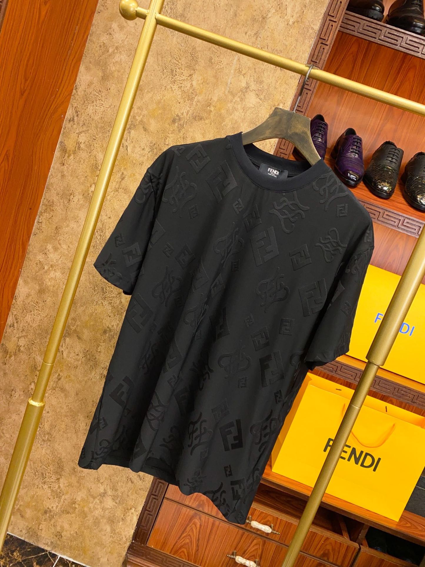 フェンディ「Fendi」エンボス刺繍ロゴ ショートスリーブTシャツ