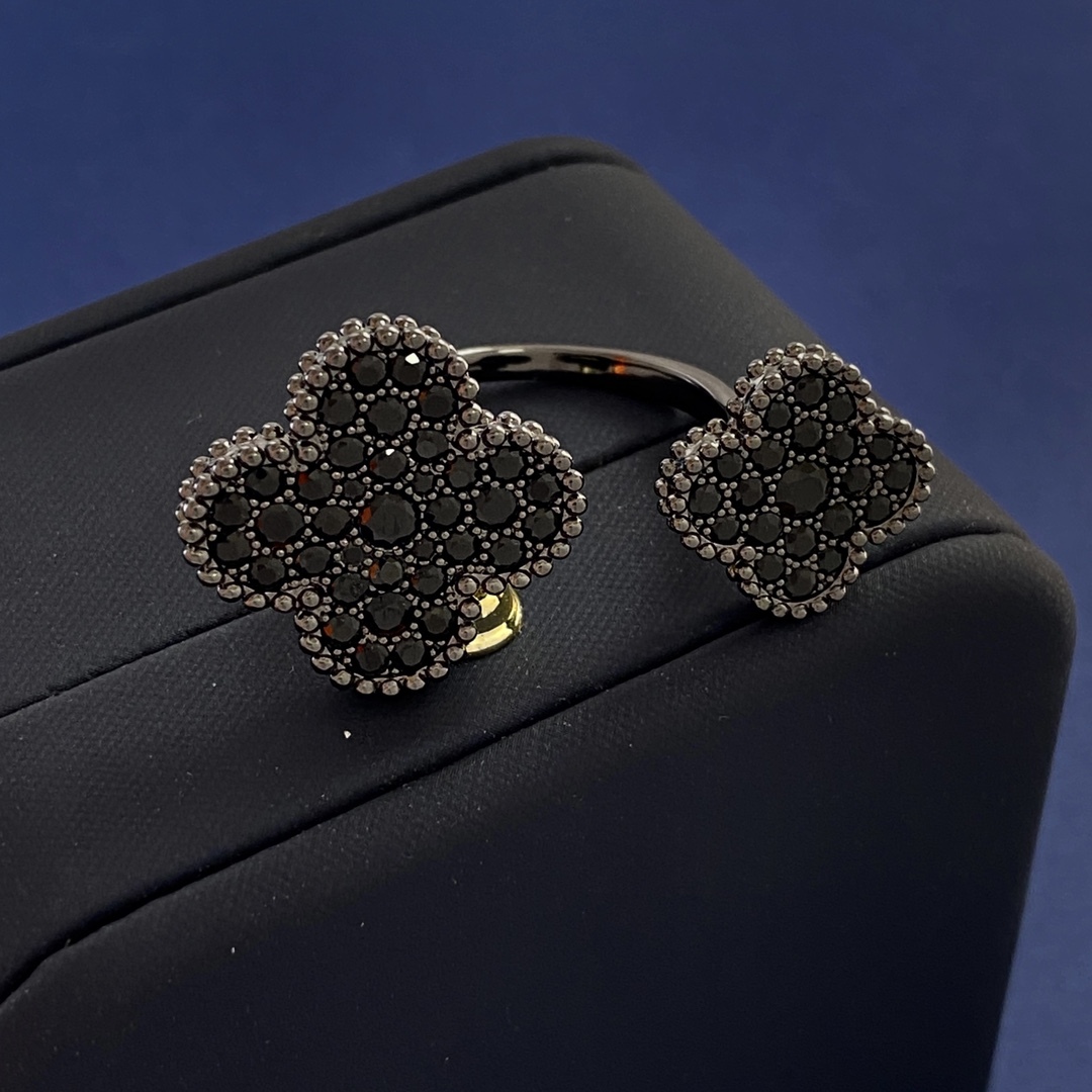 ヴァン クリーフ＆アーペル「Van Cleef & Arpels」ブラックダイヤモンド ダブルフラワー オープンリング