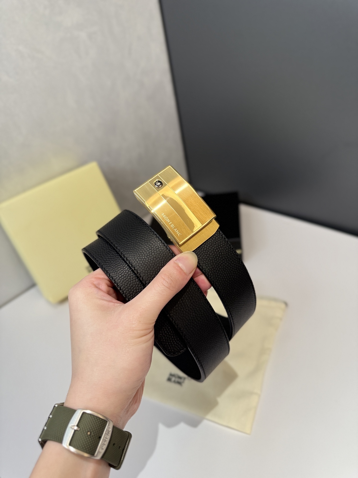 ヴァン クリーフ＆アーペル「Van Cleef & Arpels」クラシックコレクション オートマチックスムースバックル レザーベルト100cm