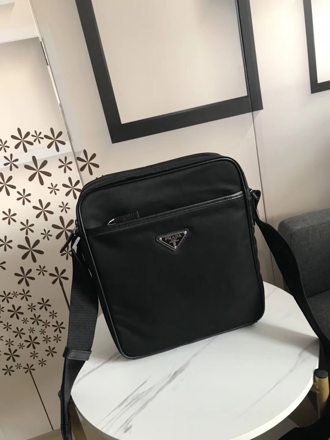 プラダ「Prada」パラシュートメッセンジャーバッグ