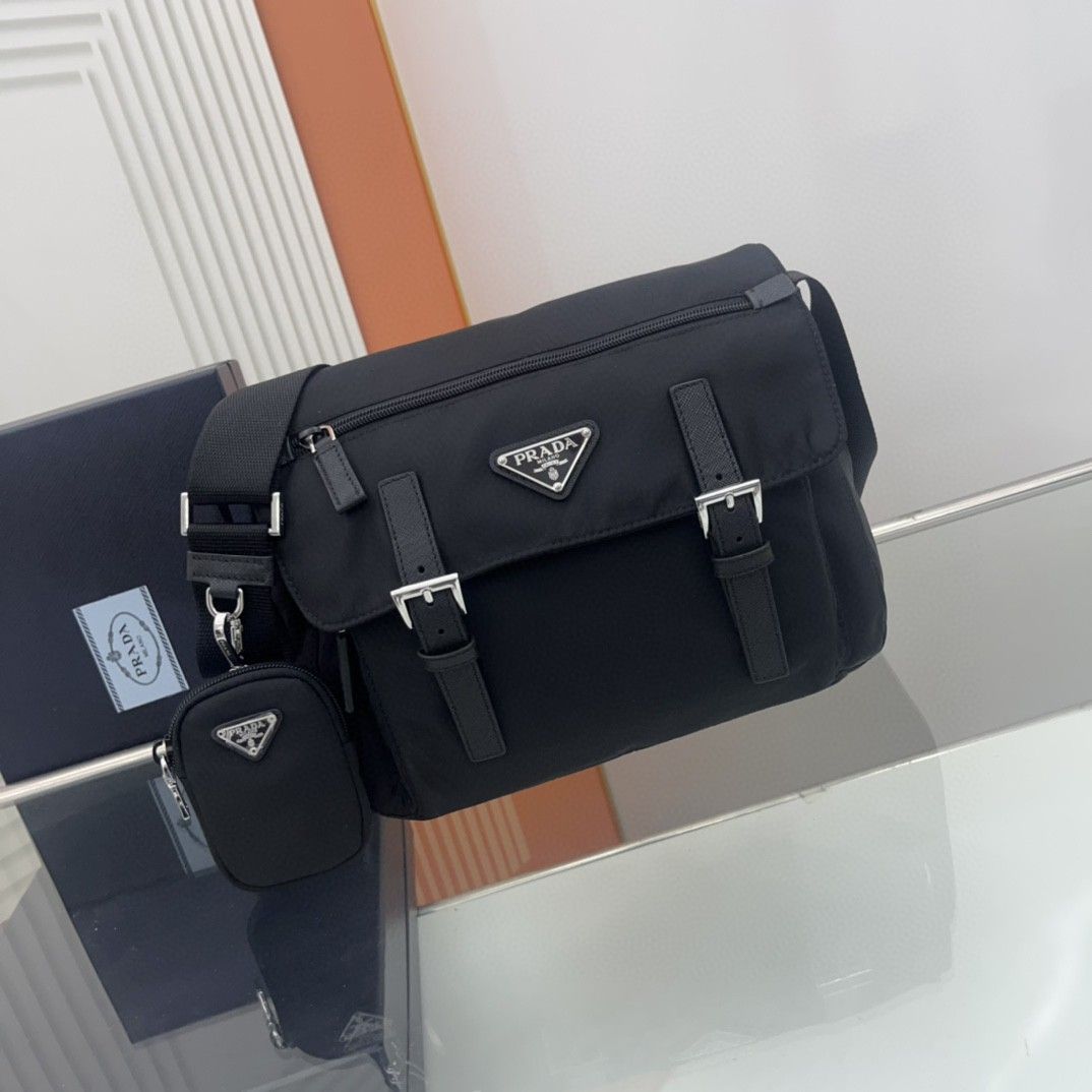 プラダ「Prada」サフィアーノ レザー メッセンジャーバッグ