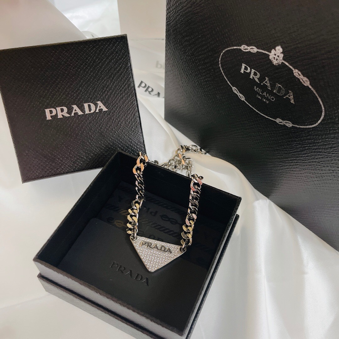 プラダ「Prada」Eternal Gold フルダイヤモンドトライアングルネックレス
