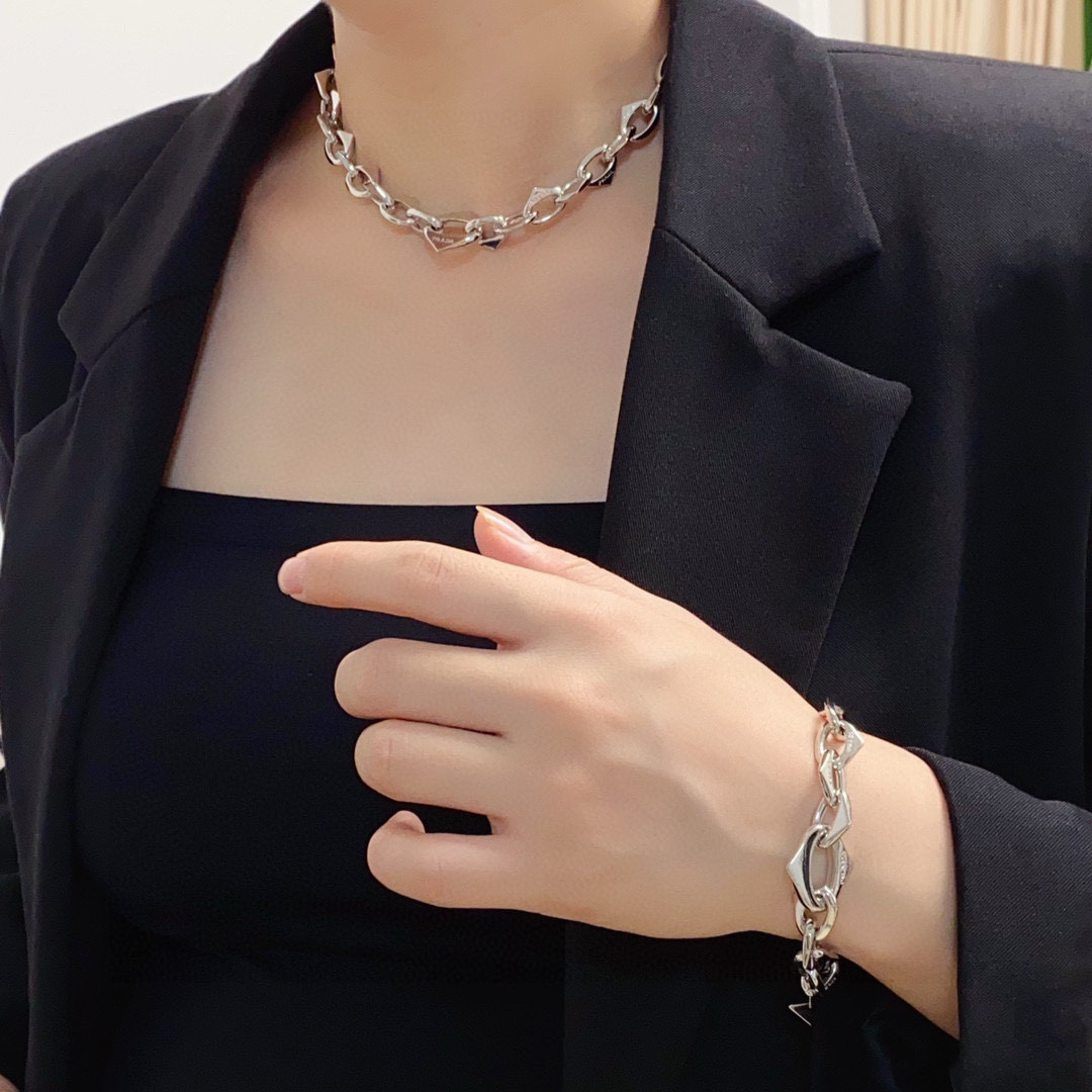 プラダ「Prada」 Symbole トライアングルチェーンネックレス