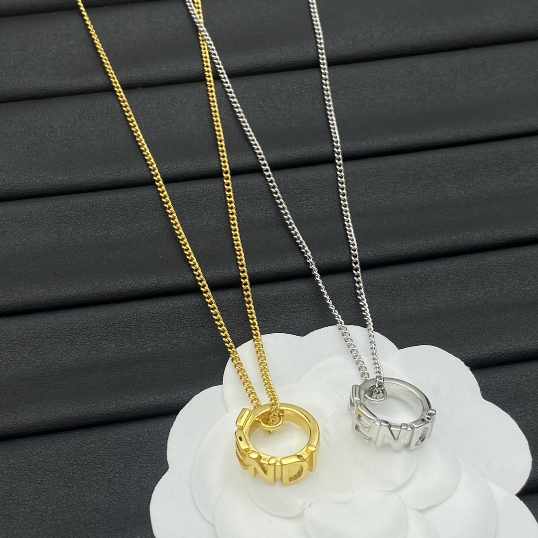 プラダ「Prada」Symbole シルバーネックレス