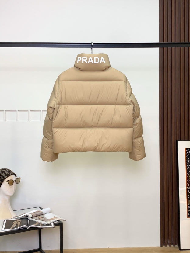 プラダ「Prada」秋冬ダウンジャケット スタンドカラー
