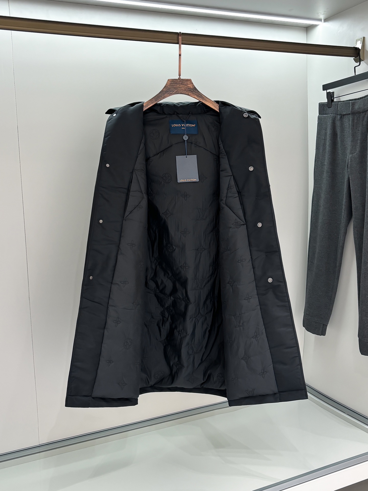 ルイ・ヴィトン「Louis Vuitton」24 FW秋冬新作ブラックナイロン素材取り外し可能な連帽ダウン