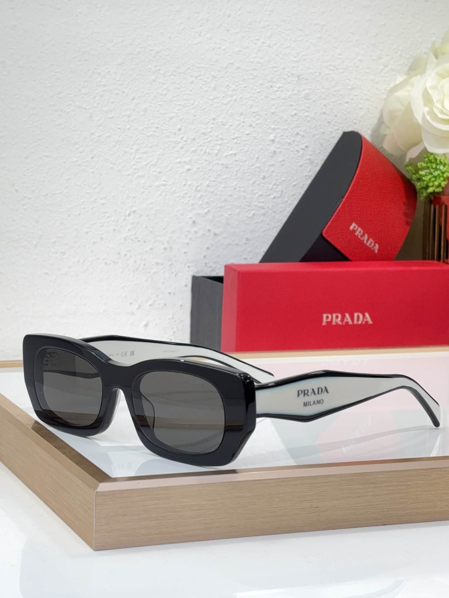 プラダ「Prada」Linea Rossa 2025 サングラス