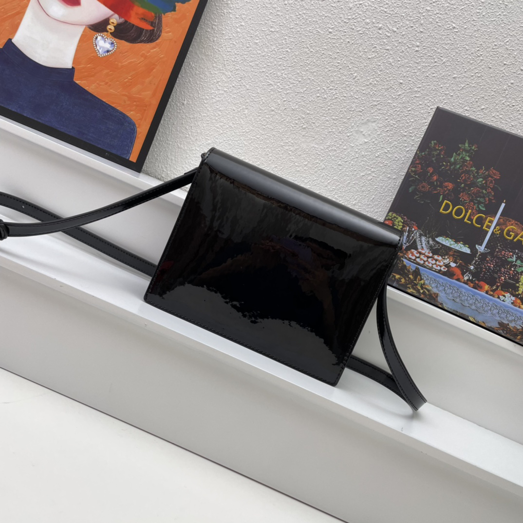 ドルチェ・アンド・ガッバーナ「D&G」ラミネートレザー ショルダーバッグ