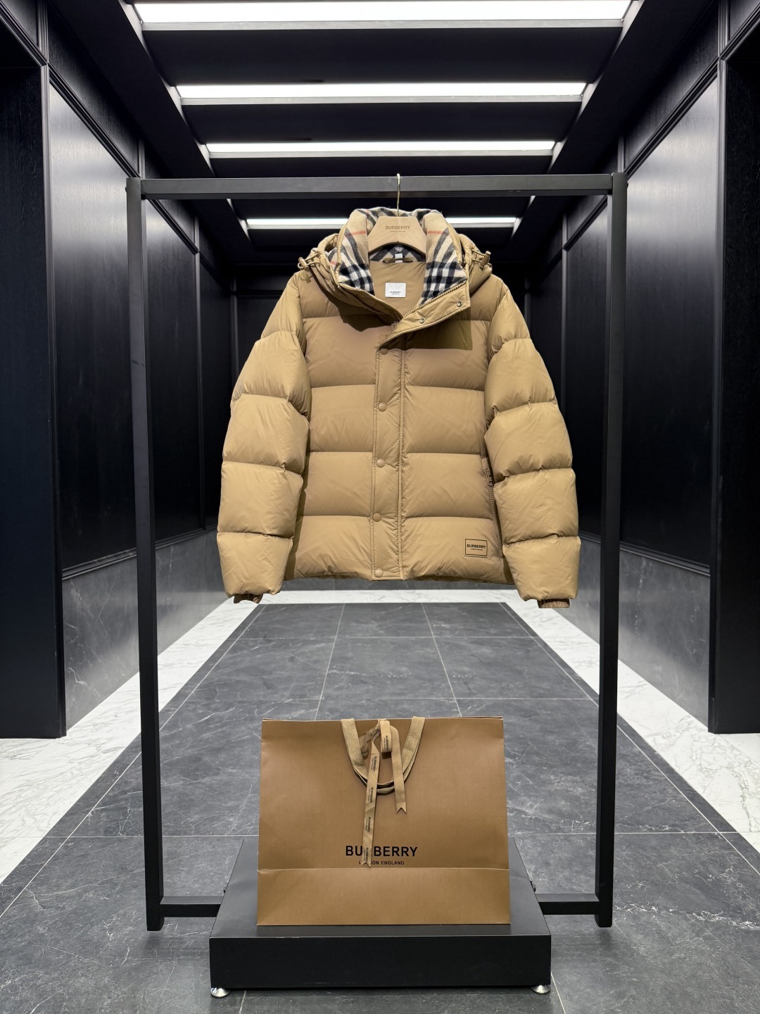 バーバリー「Burberry」クラシックウールチェックカラーナイロンダウンジャケット