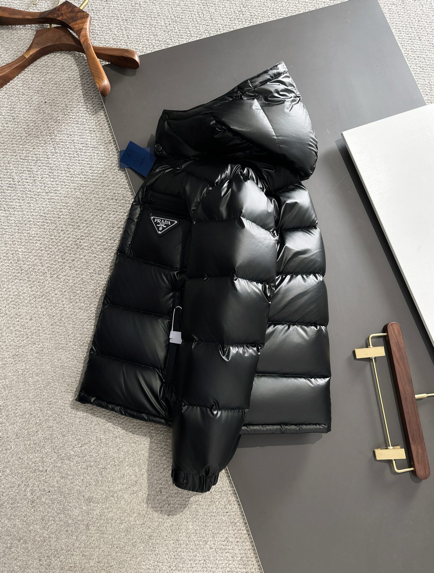プラダ「Prada」人気爆発のファッション＆防寒ショートダウンジャケット