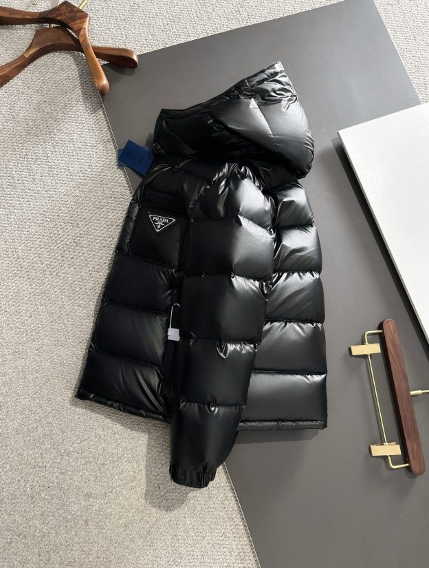 プラダ「Prada」人気爆発のファッション＆防寒ショートダウンジャケット