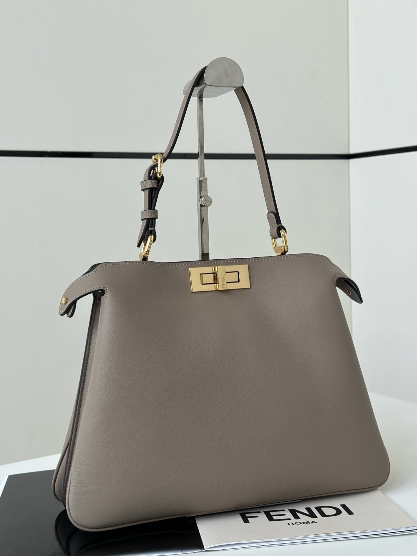 フェンディ「Fendi」PEEKABOO ミディアム ハンドバッグ
