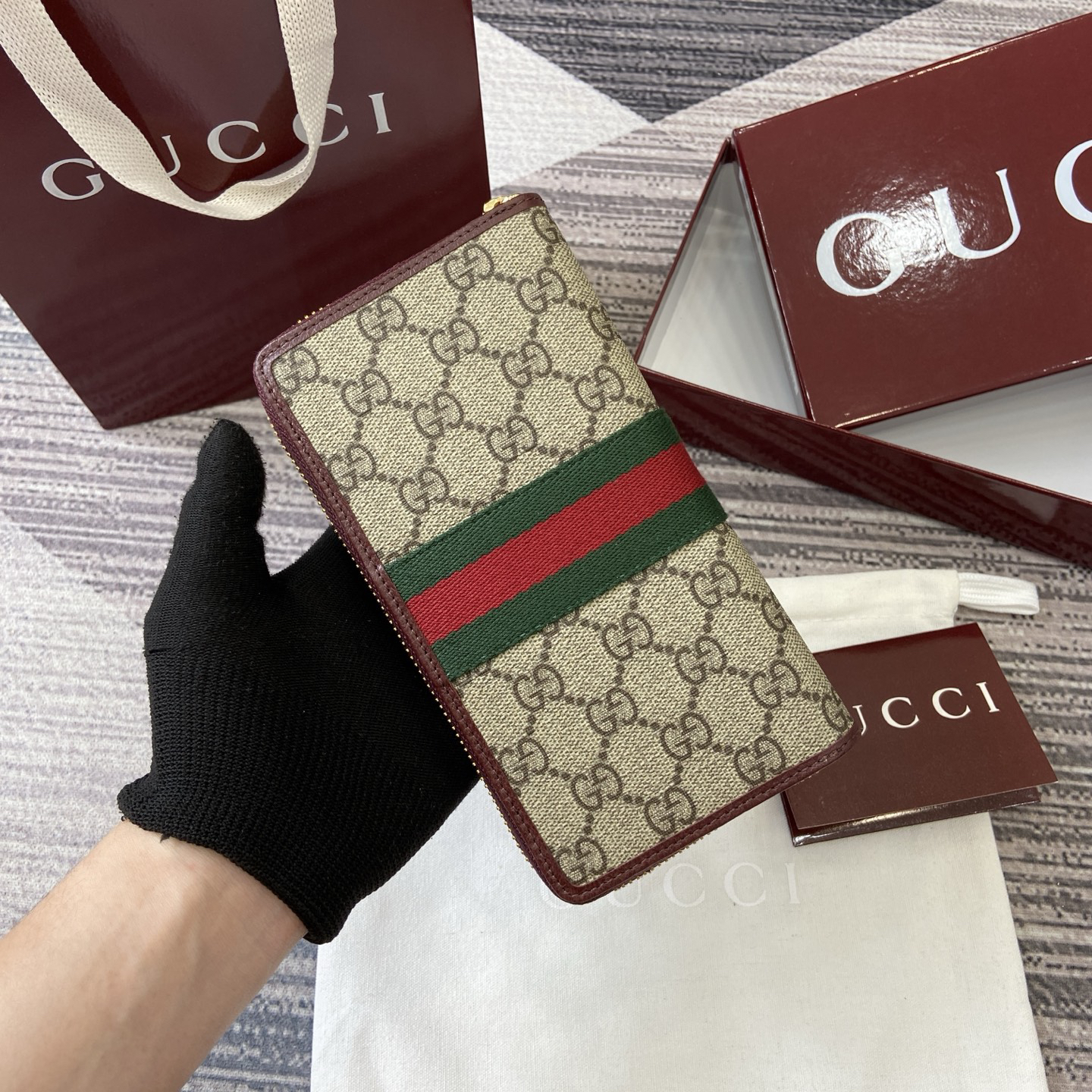 グッチ「Gucci」Ophidiaシリーズ ジッパーウォレット