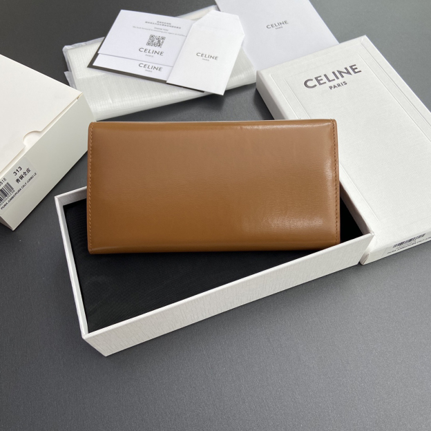 セリーヌ「Celine」TRIOMPHE光沢牛革財布