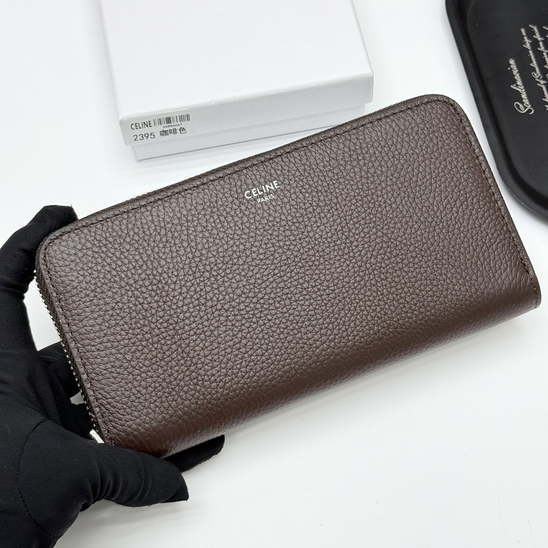 セリーヌ「Celine」TRIOMPHE CUIR ラージジップウォレット