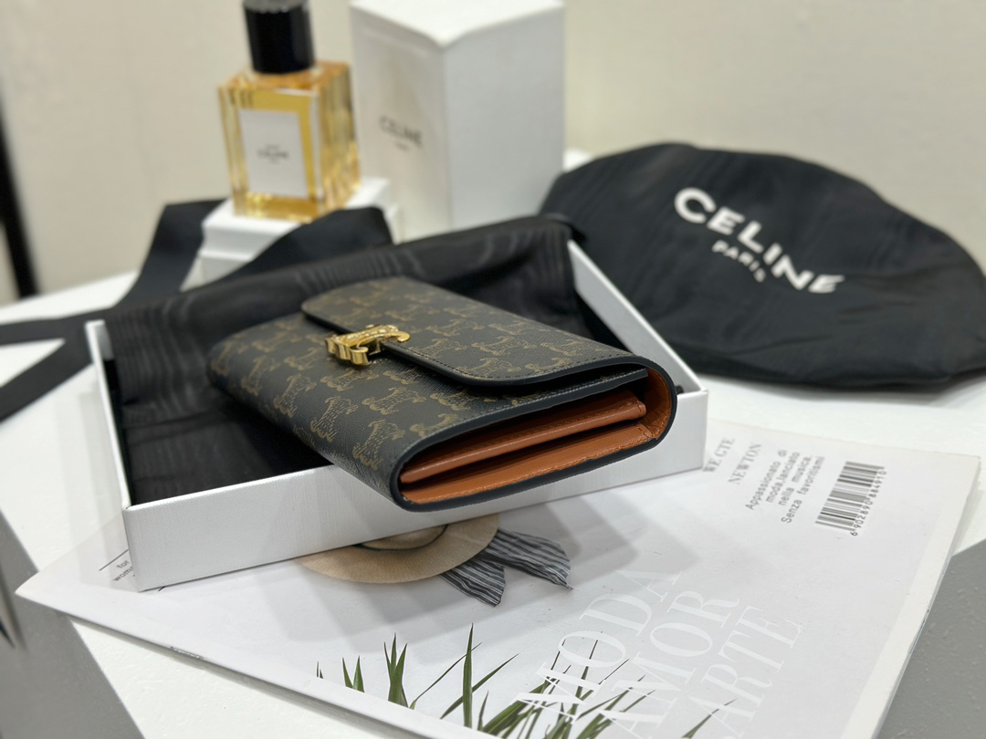 セリーヌ「Celine」TRIOMPHE CUIR ラージジップウォレット
