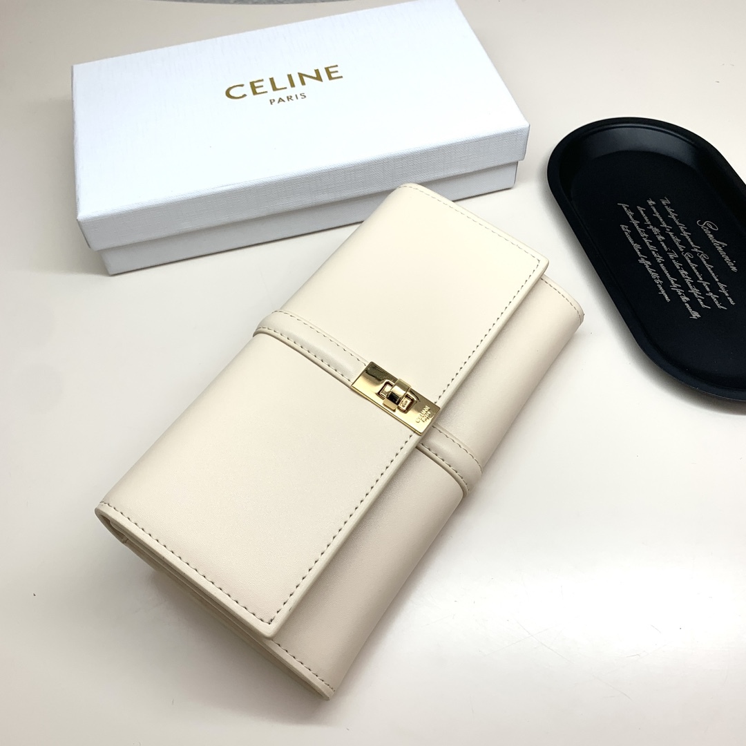 セリーヌ「Celine」TRIOMPHE CUIR ラージジップウォレット
