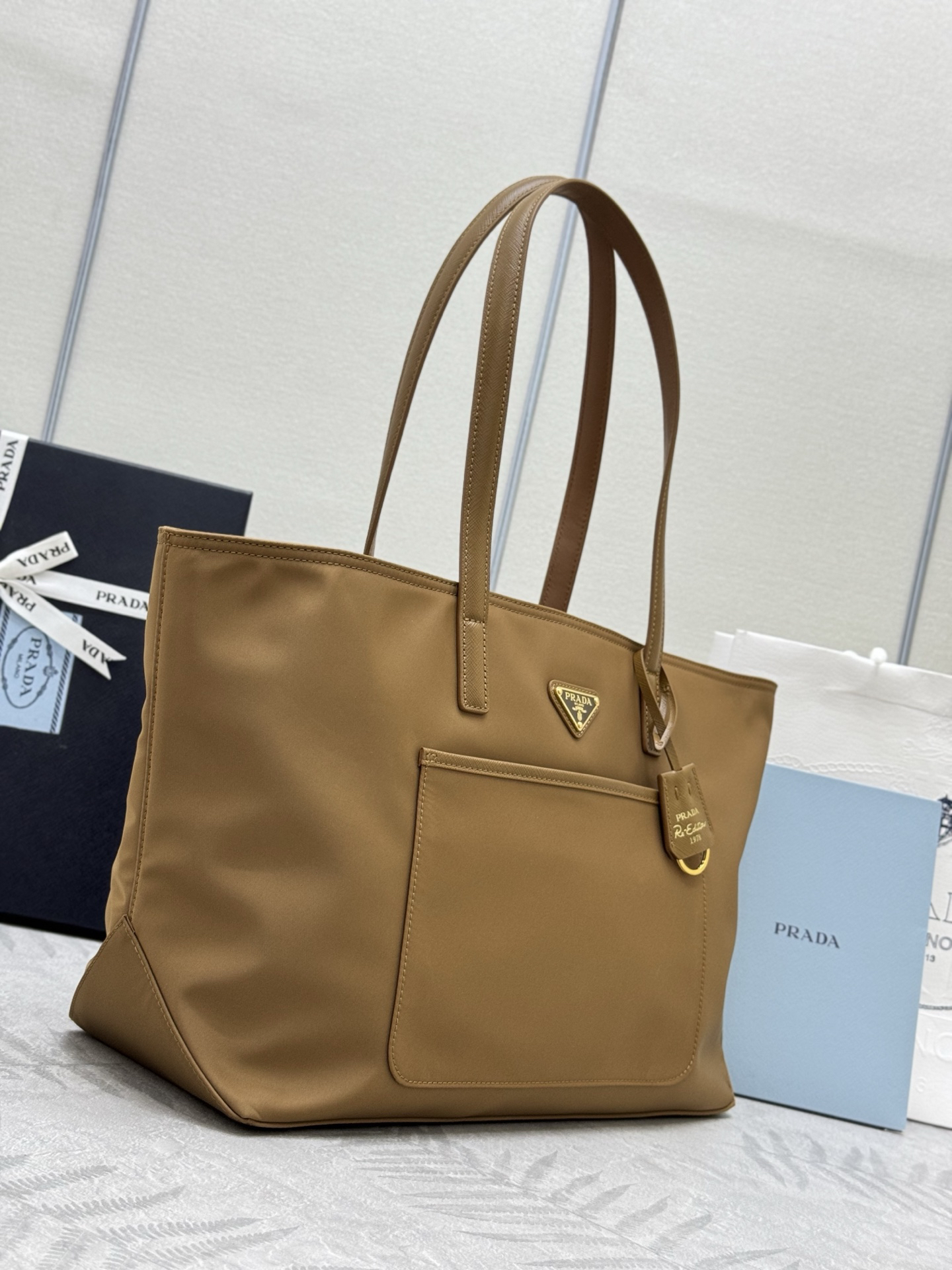 プラダ「Prada」リジェネレーテッドナイロントートバッグ