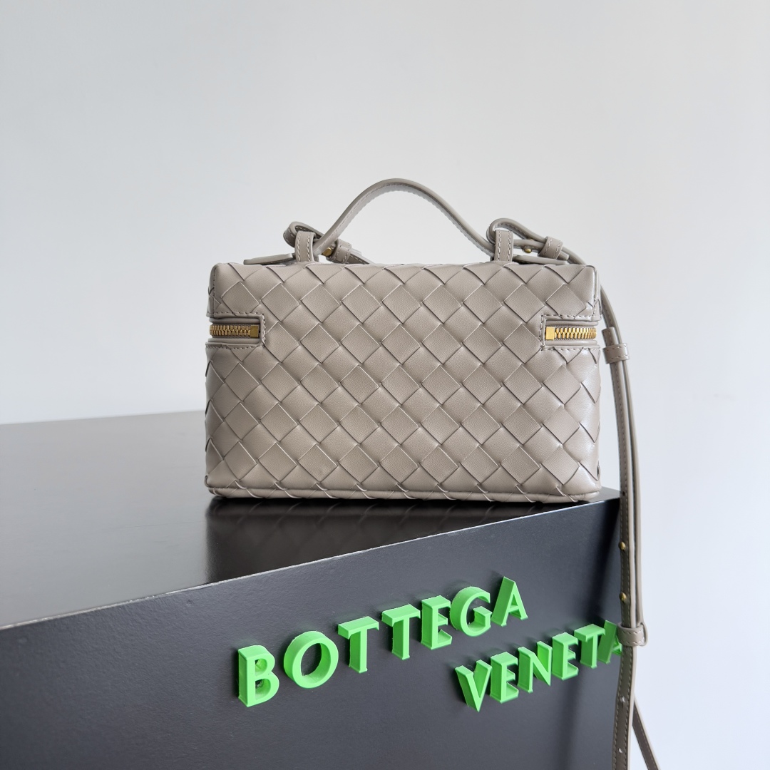 ボッテガ・ヴェネタ「Bottega Veneta」スエード イントレチャート ジップポーチ