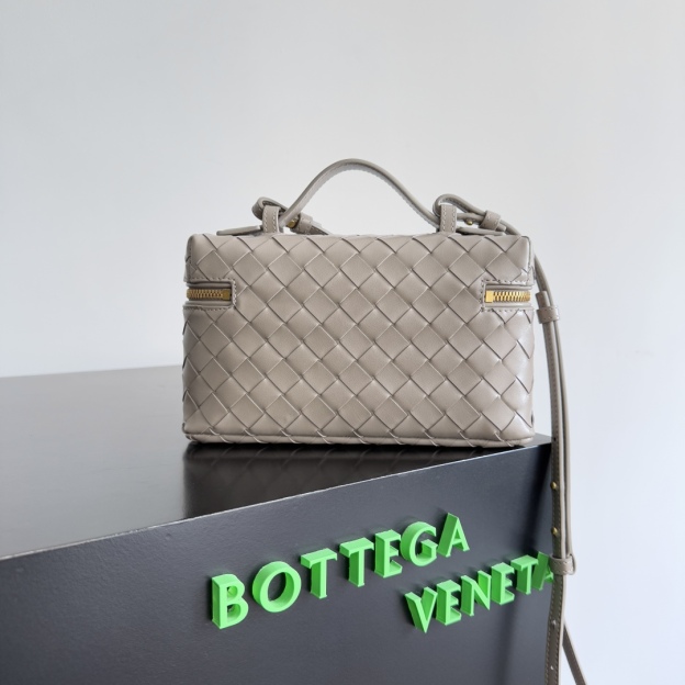 ボッテガ・ヴェネタ「Bottega Veneta」スエード イントレチャート ジップポーチ