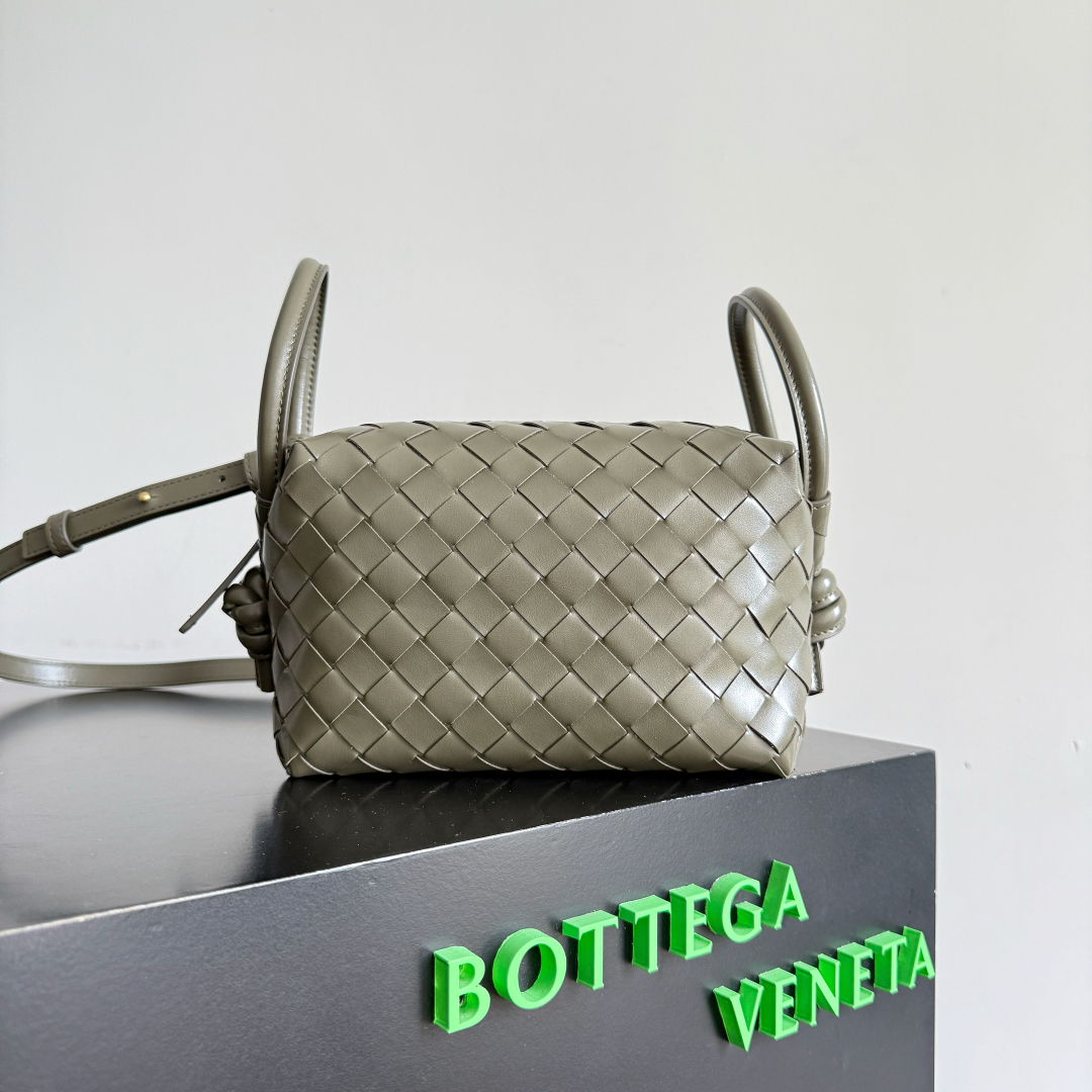 ボッテガ・ヴェネタ「Bottega Veneta」Loop ミニバッグ