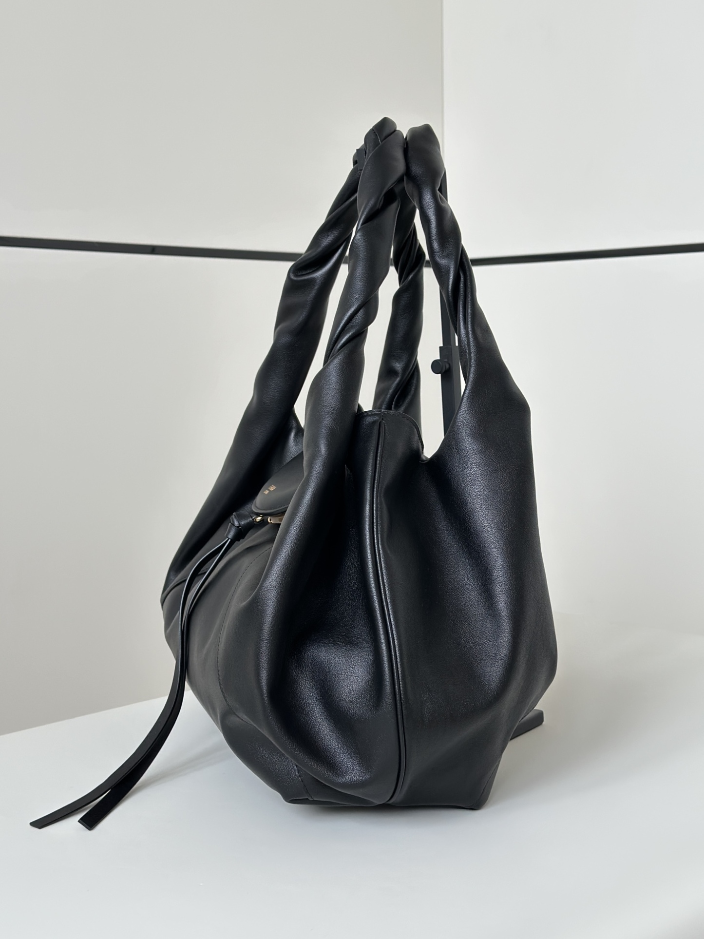 フェンディ「Fendi」ノットハンドル ショルダーバッグ