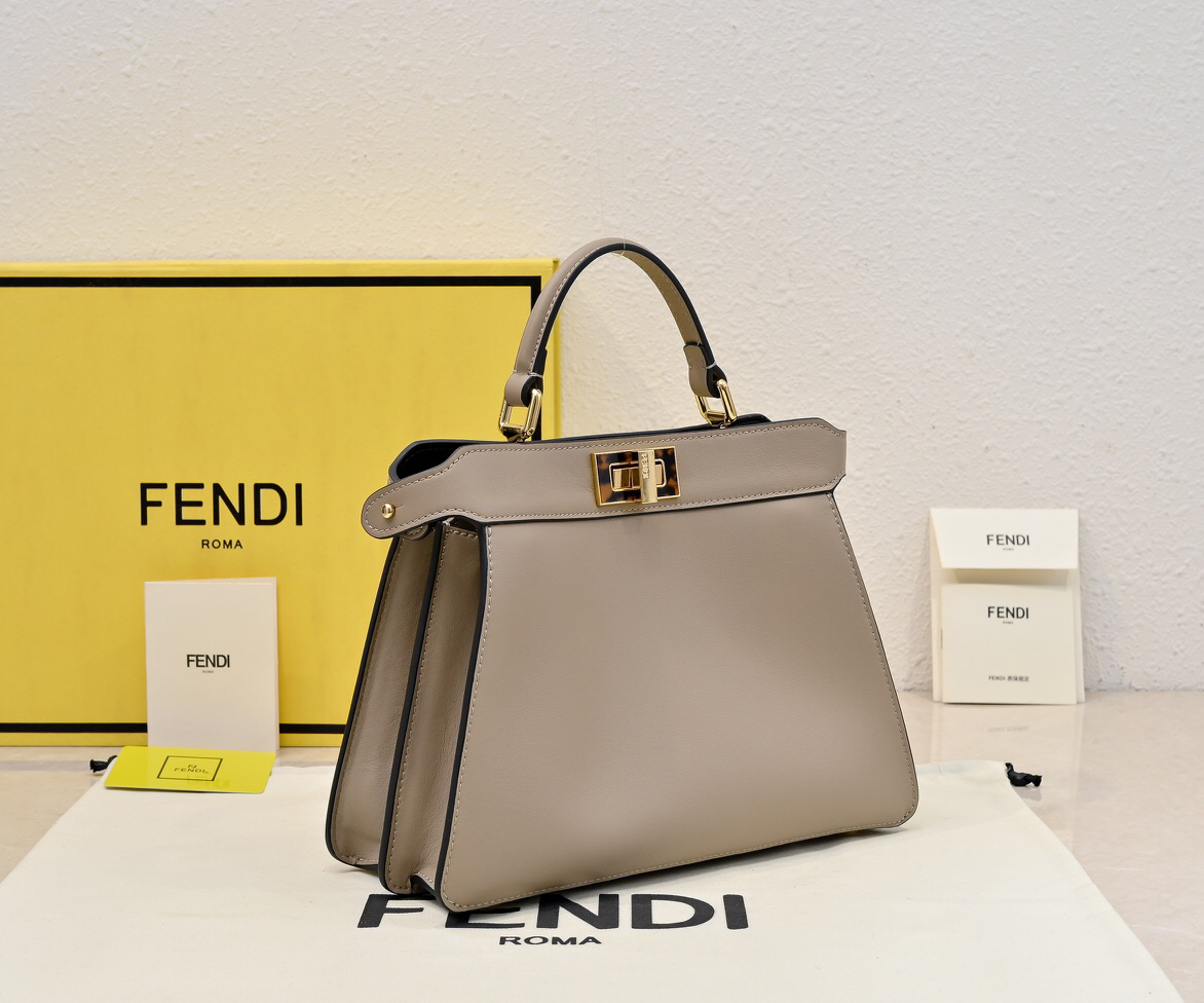フェンディ「Fendi」Peekaboo ISeeU ミディアム ショルダーバッグ