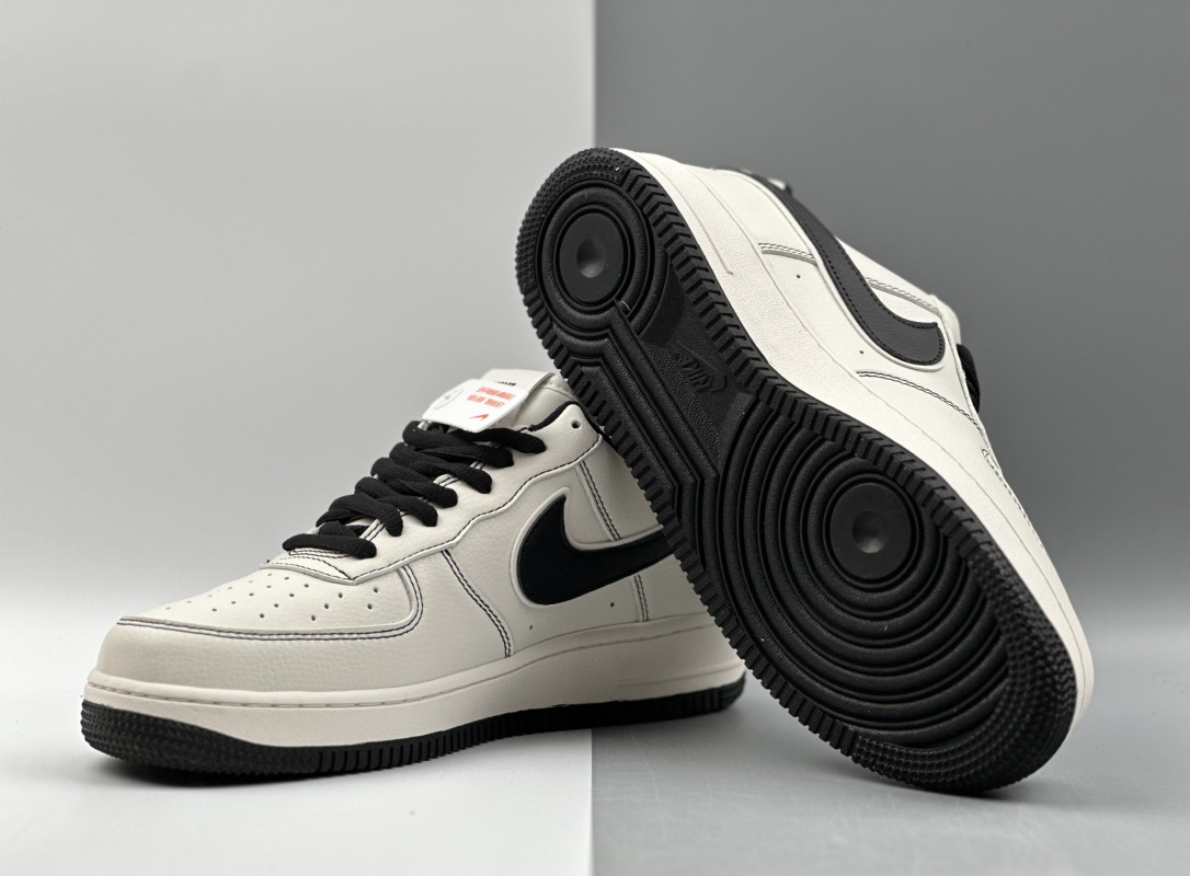 「コラボモデル」Balenciaga x NikeAir Force 1 Low '07 トリプルスウッシュ スニーカー