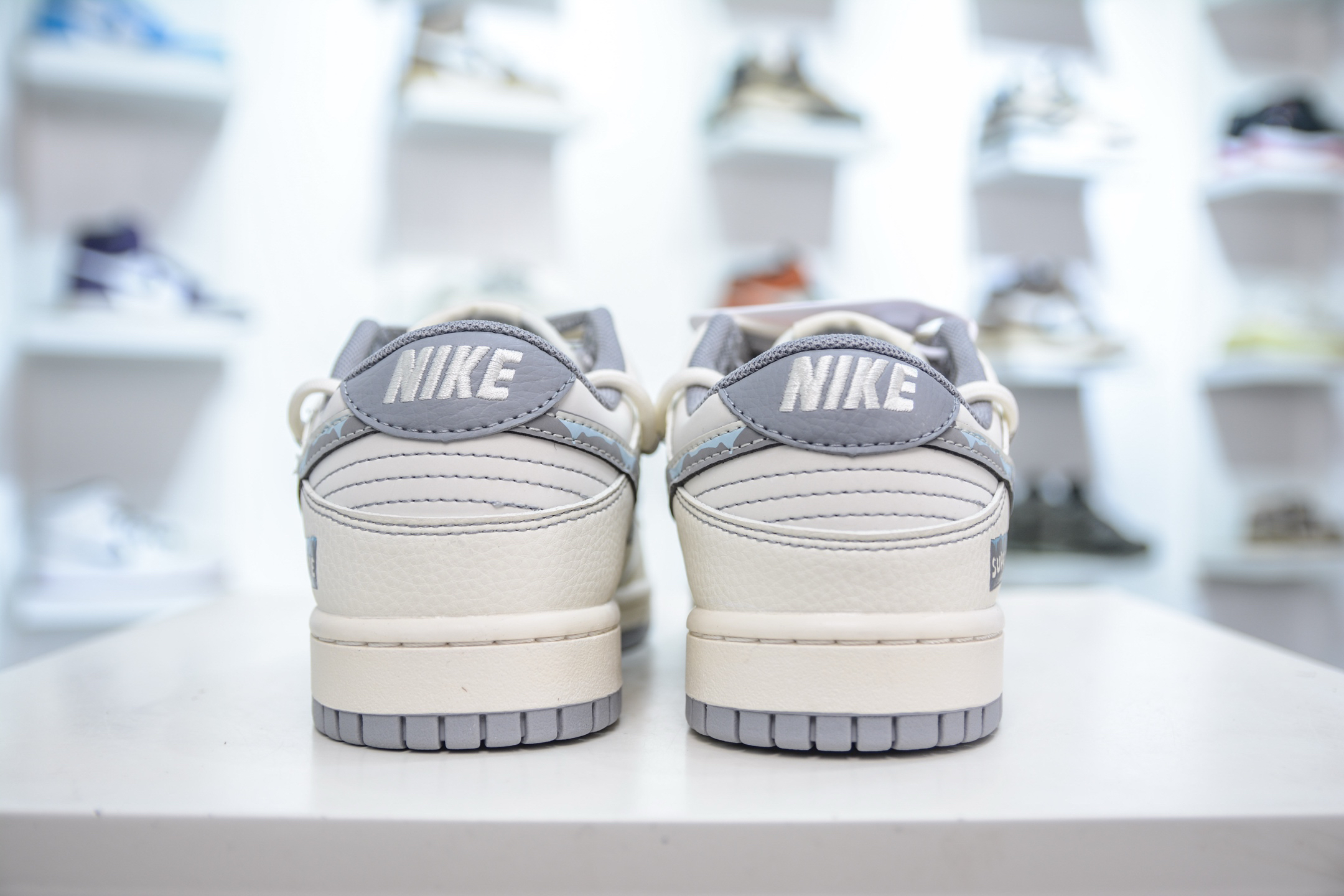 「コラボモデル」Supreme x Nike "ホワイト/グレー" スケートボードシューズ