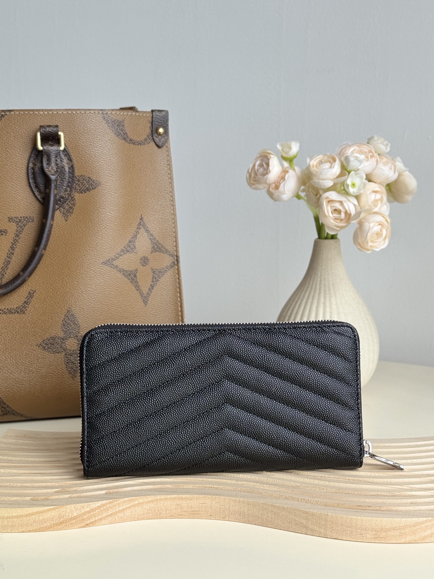 サンローラン「Saint Laurent」モノグラム・サンローラン フルジップウォレット（グレインパウダーテクスチャー キルティングレザー）