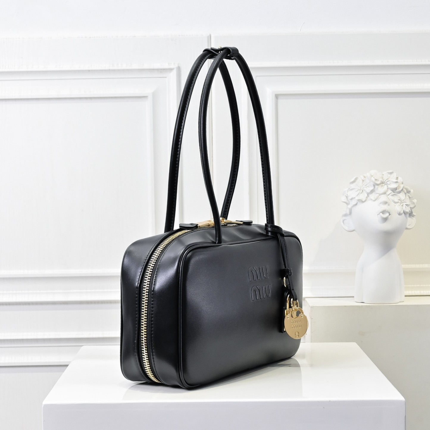 ミュウミュウ ボー レザー ミディアムバッグ「Beau Bag」