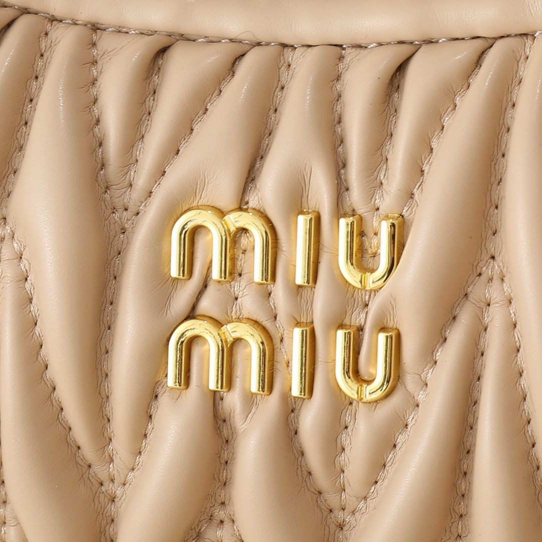 ミュウミュウ ワンダー マテラッセレザー スモール ホーボーバッグ「Wander Bag」