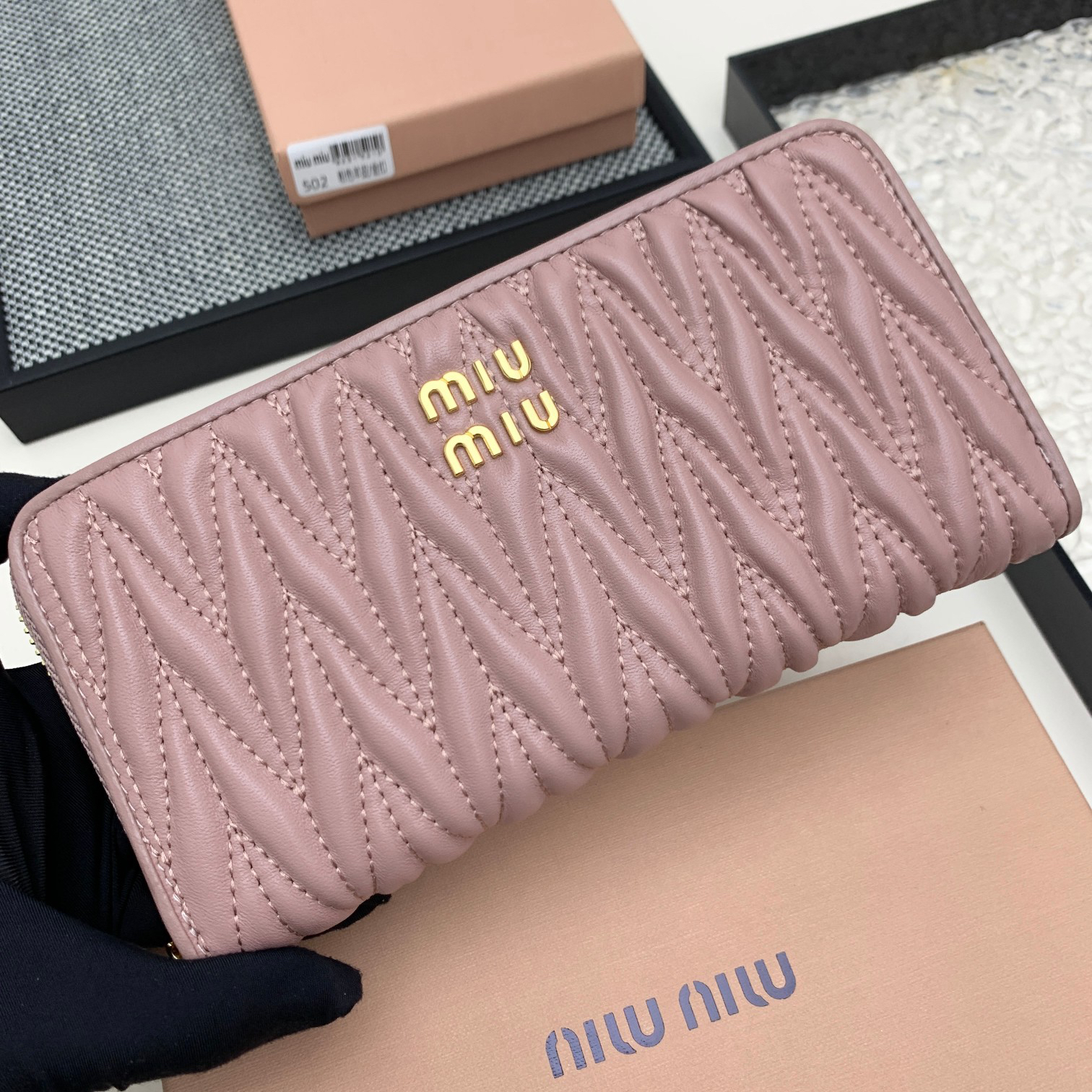 ミュウミュウ ラージ マトラッセ ナッパレザー ウォレット「Matelassé Wallet」