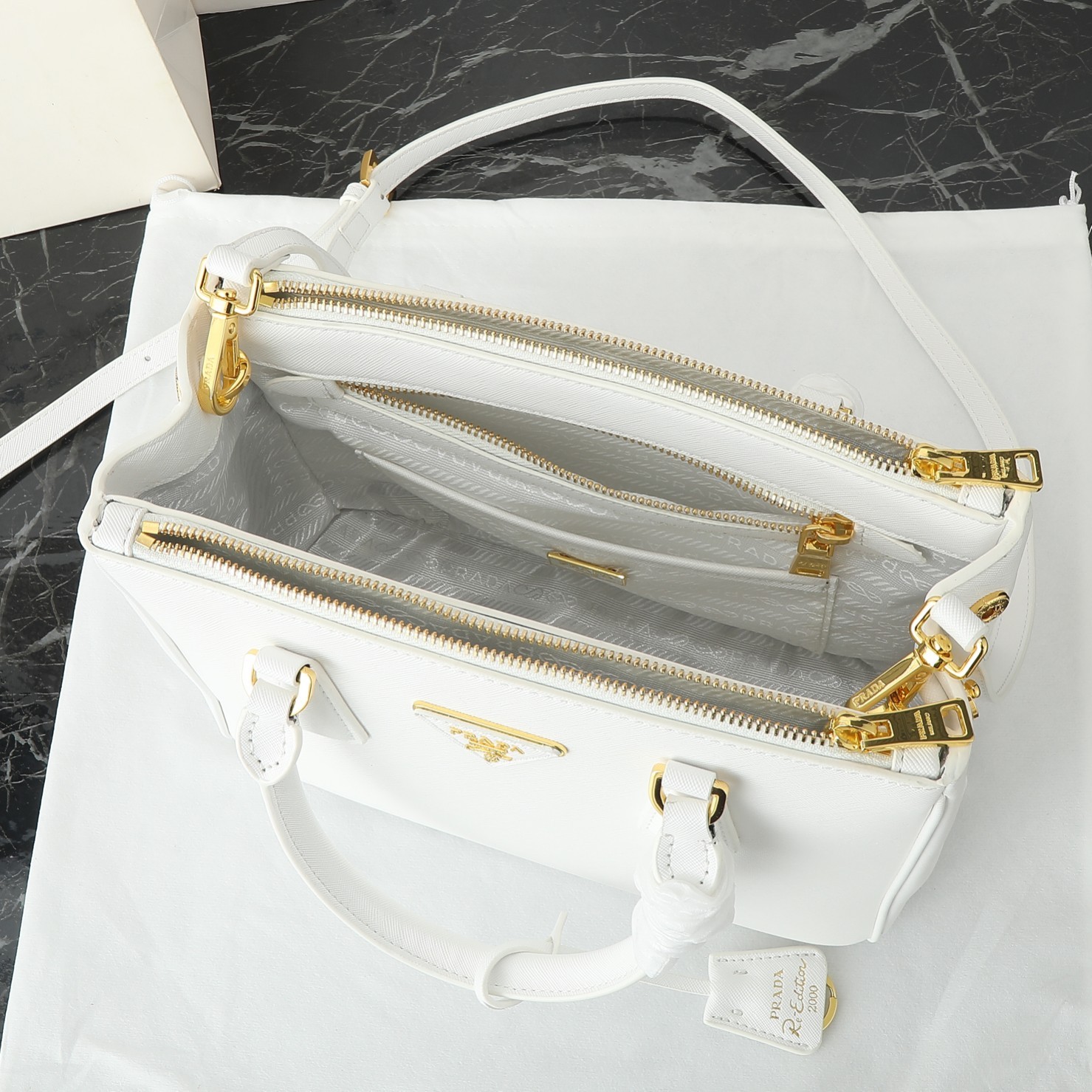プラダ ガレリア ミディアム ソフトグレインレザー バッグ 「Galleria Bag」