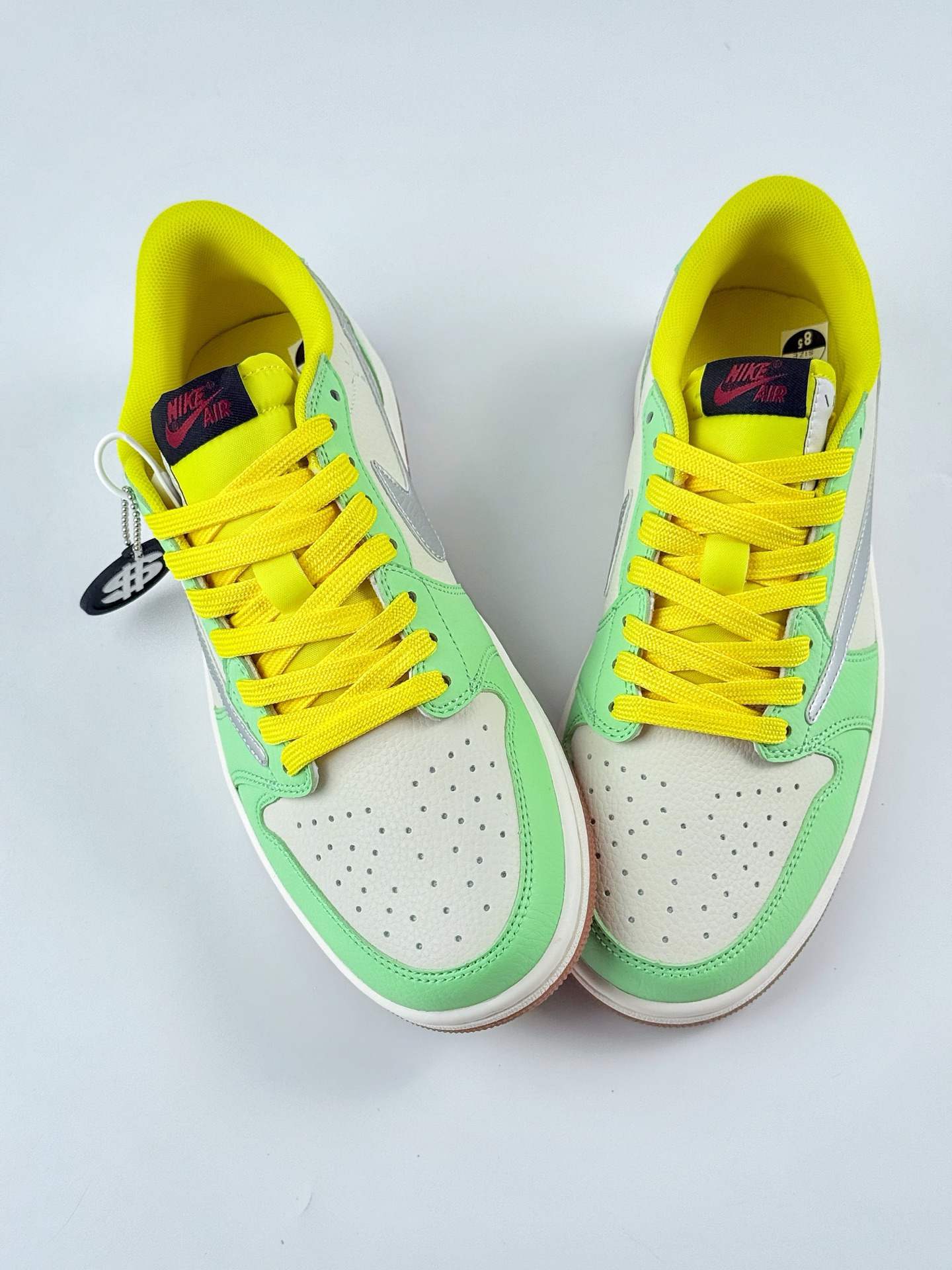 「コラボモデル」Travis Scott x Nike   x Burberry Air Jordan 1 Low 'Cream White' スニーカー